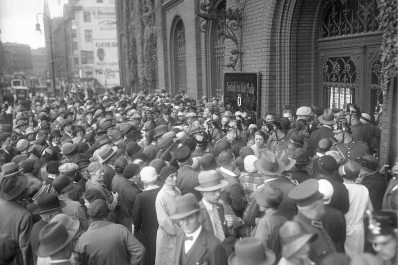 Andrang bei der Berliner Sparkasse nach der Schließung im Juli 1931 (Bild: Bundesarchiv, Bild 102-12023 / Georg Pahl / CC-BY-SA)