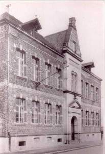 Gebäude der Katholischen und evangelischen Volksschule 1895