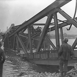 Zerstörte Remagener Brücke (Bild: Wikipedia)